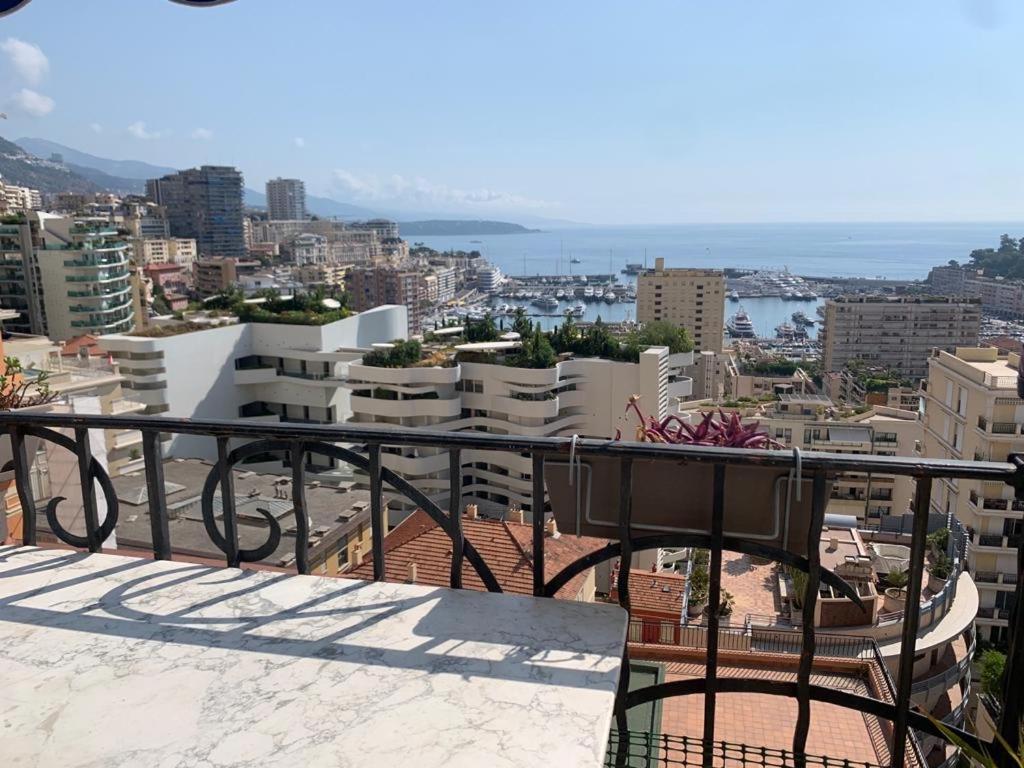 Plein coeur de Monaco, à 300 mètres à pied du port de Monaco, 4 pièces, escaliers vue mer. Extérieur photo