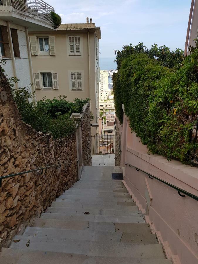 Plein coeur de Monaco, à 300 mètres à pied du port de Monaco, 4 pièces, escaliers vue mer. Extérieur photo